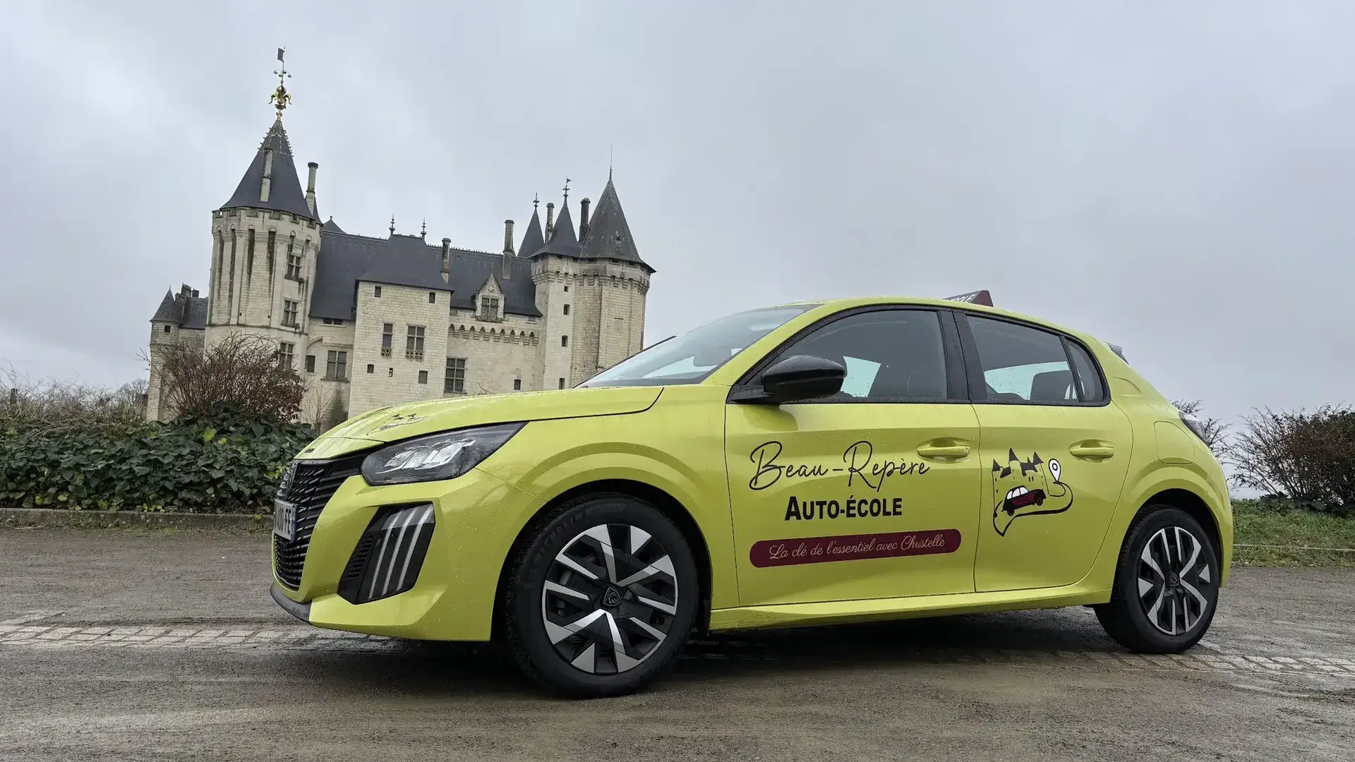 Voiture auto-école en circulation